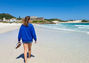 A areia de quartzo que não queima e o mar a 16°C no verão: a 7ª cidade mais antiga do Brasil tem 3 selos internacionais ao mesmo tempo