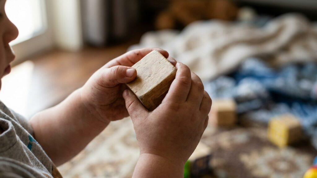 Crianças que passavam o fim de semana inteiro sem interagir com adultos porque os pais estavam "descansando" estavam desenvolvendo o que hoje é chamado de habituação à invisibilidade afetiva