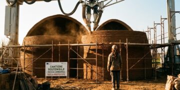 Esta casa sustentável impressa em 3D com argila local que virou destaque porque além de dispensar tijolos tradicionais utiliza a terra do próprio terreno na construção