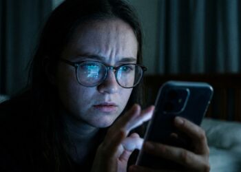 Os psicólogos concordam: "As pessoas que respondem e-mails e mensagens de trabalho de madrugada fazem isso como uma forma de provar constantemente o seu valor para amenizar a ansiedade de performance.”