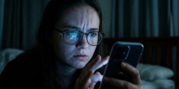 Os psicólogos concordam: "As pessoas que respondem e-mails e mensagens de trabalho de madrugada fazem isso como uma forma de provar constantemente o seu valor para amenizar a ansiedade de performance.”