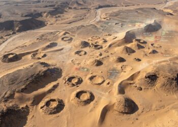 Satélite considerado de mapeamento comum surpreende a arqueologia ao registrar 260 tumbas enormes de uma civilização esquecida no deserto do Saara