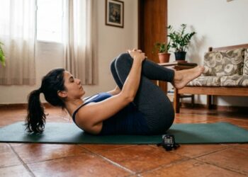 Fazer alongamentos para a lombar em vez de apenas deitar no sofá após o expediente ajuda muito, mas só funciona se cada posição for sustentada estaticamente por no mínimo 30 segundos, sem dar solavancos musculares e com a respiração profunda e contínua