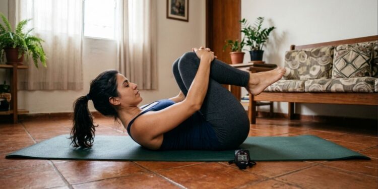 Fazer alongamentos para a lombar em vez de apenas deitar no sofá após o expediente ajuda muito, mas só funciona se cada posição for sustentada estaticamente por no mínimo 30 segundos, sem dar solavancos musculares e com a respiração profunda e contínua