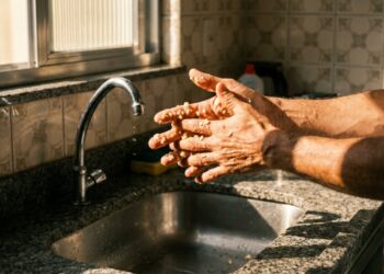 Como remover o cheiro forte de alho e cebola das mãos: o truque fácil de esfregar os dedos na pia de inox sob a água que está na moda