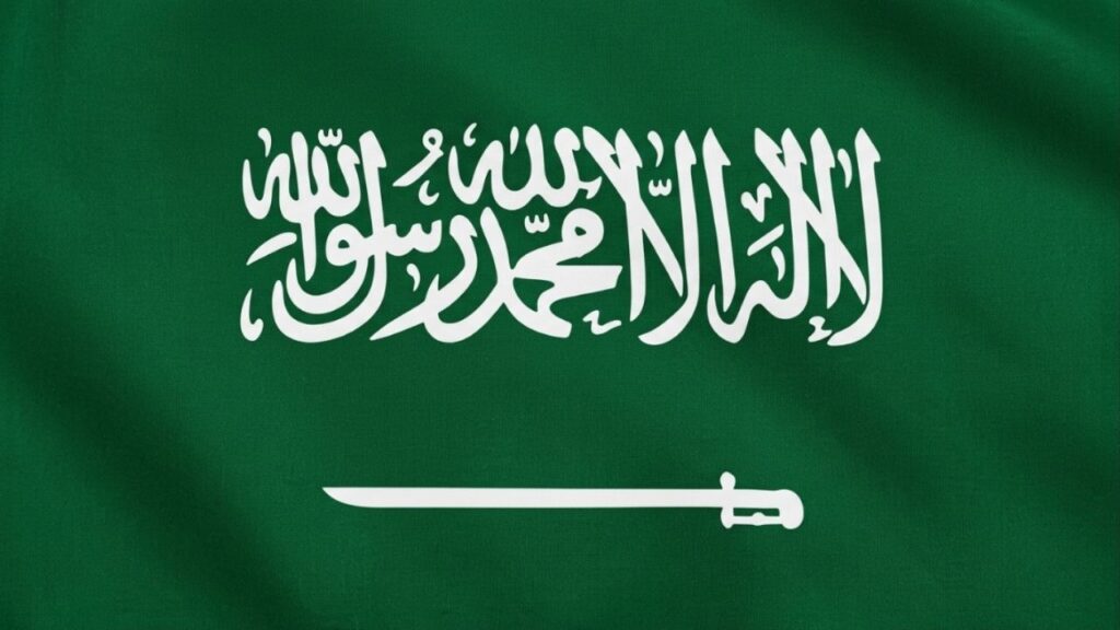 Por que a bandeira da Arábia Saudita possui uma espada e uma inscrição em árabe em fundo verde, e o que esses símbolos significam?