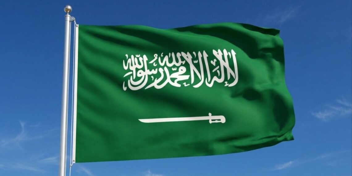 Por que a bandeira da Arábia Saudita possui uma espada e uma inscrição em árabe em fundo verde, e o que esses símbolos significam?