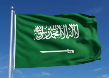Por que a bandeira da Arábia Saudita possui uma espada e uma inscrição em árabe em fundo verde, e o que esses símbolos significam?