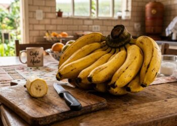 Chefs e especialistas concordam sobre a melhor maneira de armazenar bananas no inverno: "Não as coloque na geladeira. Deixe-as em temperatura ambiente com um pedaço de filme plástico em volta do talo."