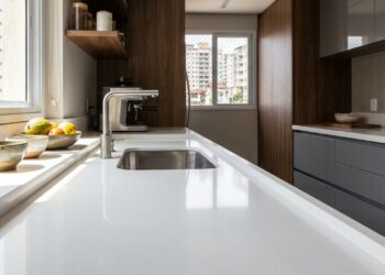 Adeus ao mármore claro na bancada da cozinha: a nova tendência é mais resistente, sustentável e não mancha com vinho