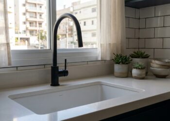 Adeus às torneiras prateadas comuns: a nova tendência é o acabamento em preto fosco e proporciona modernidade imediata à pia