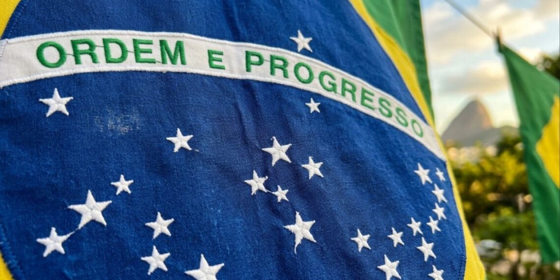 Por que a bandeira do Brasil possui um círculo azul com estrelas brancas de tamanhos diferentes, e o que elas significam?