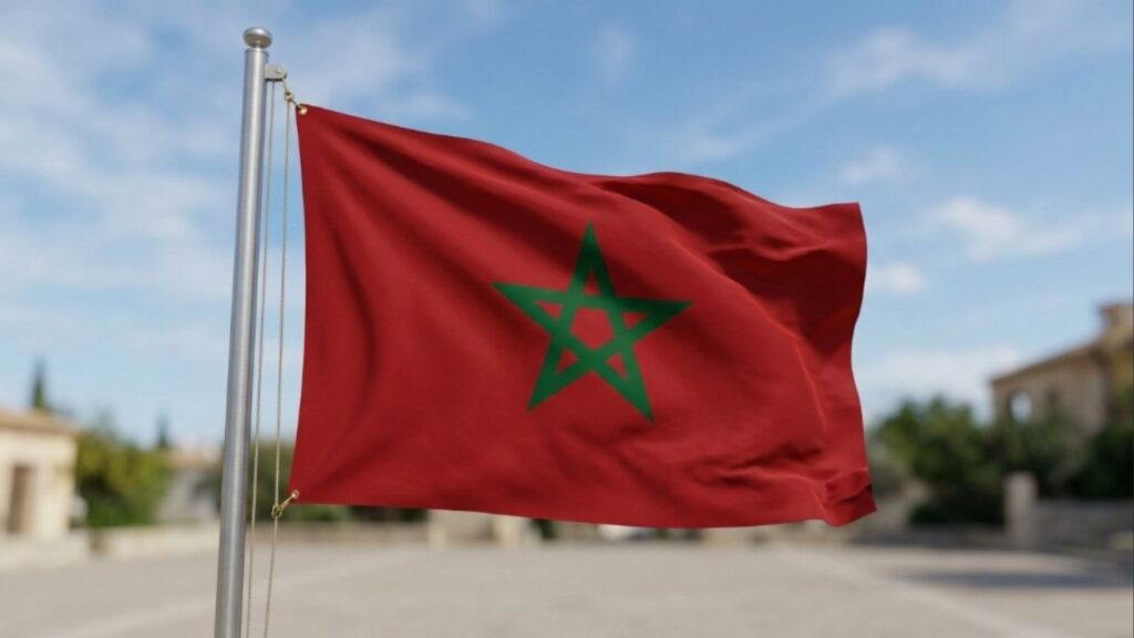 Por que a bandeira do Marrocos possui uma estrela verde vazada no centro de um fundo vermelho escuro, e o que ela significa?