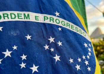 Por que a bandeira do Brasil possui um círculo azul com estrelas brancas de tamanhos diferentes, e o que elas significam?