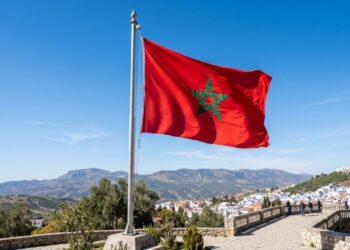 Por que a bandeira do Marrocos possui uma estrela verde vazada no centro de um fundo vermelho escuro, e o que ela significa?