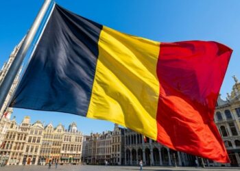 Por que a bandeira da Bélgica possui três faixas verticais nas cores preto, amarelo e vermelho, e de onde vieram essas cores?
