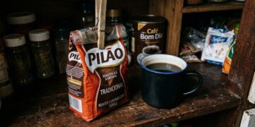 Pare de guardar o pó de café no armário dentro da embalagem fechada com pregador: essa é a maneira correta de armazenar para preservar o aroma e o sabor intenso