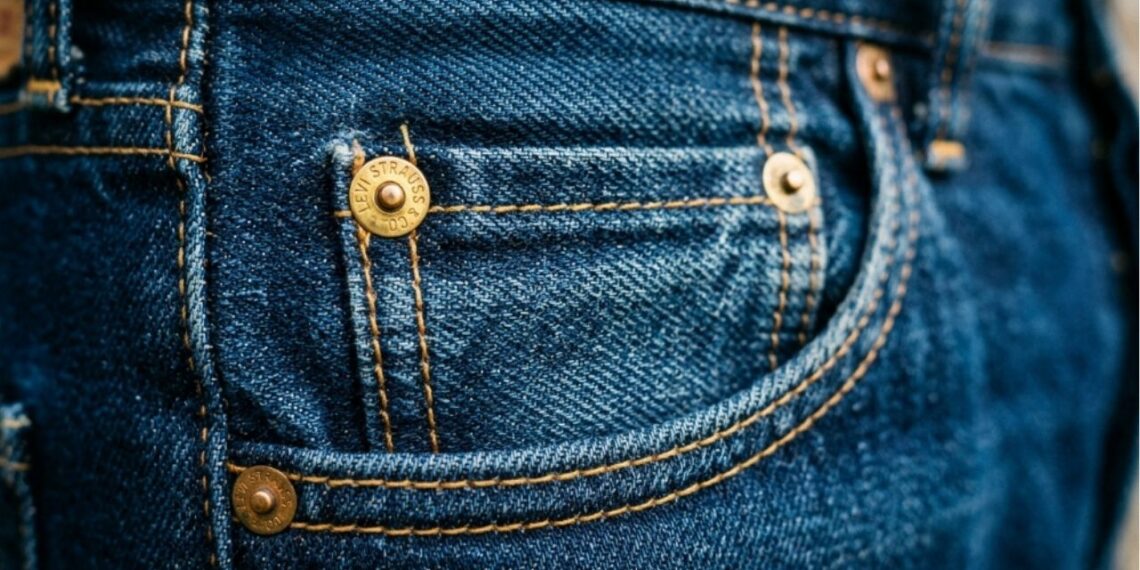 Para que servem os pequenos pinos de metal nos cantos do bolso da calça jeans que ninguém sabe explicar