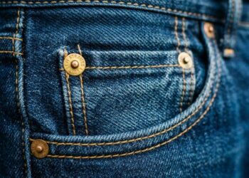 Para que servem os pequenos pinos de metal nos cantos do bolso da calça jeans que ninguém sabe explicar