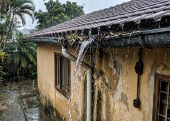 Adeus às calhas de zinco barulhentas que transbordam na chuva: o material impermeável de manta líquida que está tomando o lugar nas coberturas de 2026