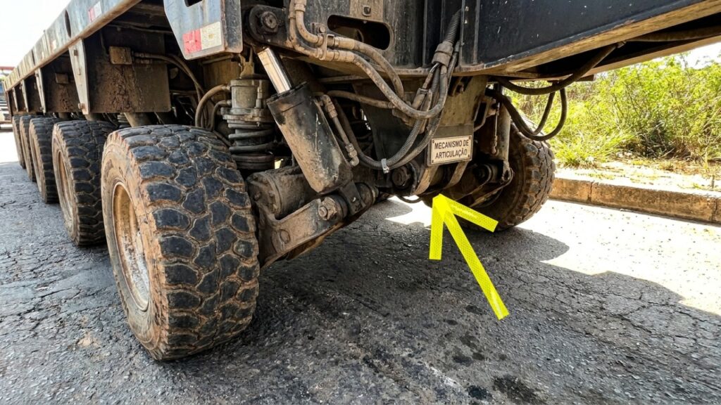 O veículo de 152 rodas que ganhou notoriedade por transportar uma peça enorme de tuneladora, também funciona como uma autêntica obra de engenharia em movimento