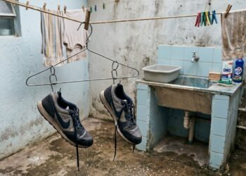 Não jogue cabides de metal velhos e tortos fora! Ideias para reutilizar esses arames como ganchos de varal para secar tênis e sapatos molhados