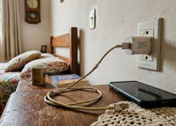 O que estraga primeiro se você deixa o carregador na tomada sem o celular: o aparelho ou a fiação