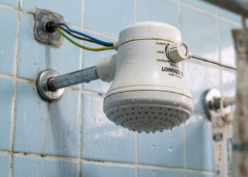 Por que o chuveiro elétrico desarma o disjuntor só no inverno e o que isso revela sobre a sua fiação
