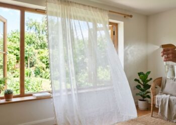 Como perfumar as cortinas e tapetes da sala por dias: o truque fácil de misturar amaciante concentrado e álcool que está na moda nas redes sociais