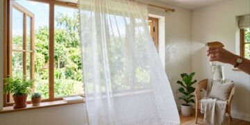 Como perfumar as cortinas e tapetes da sala por dias: o truque fácil de misturar amaciante concentrado e álcool que está na moda nas redes sociais