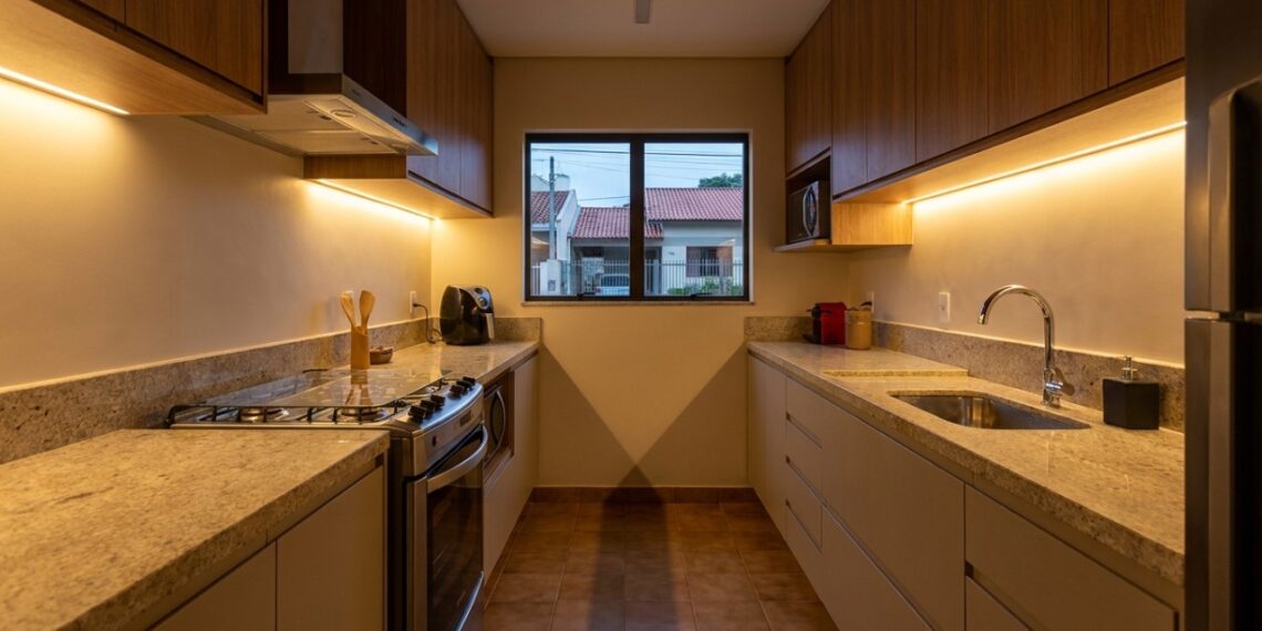Adeus às lâmpadas de luz fria de hospital na cozinha: a nova tendência é mais elegante e proporciona conforto visual