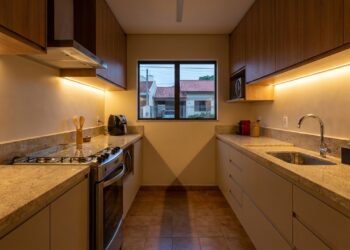 Adeus às lâmpadas de luz fria de hospital na cozinha: a nova tendência é mais elegante e proporciona conforto visual
