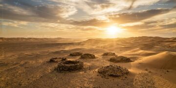 Pesquisadores encontram 260 tumbas enormes de uma civilização esquecida no deserto do Saara após análise de imagens de satélite do Google