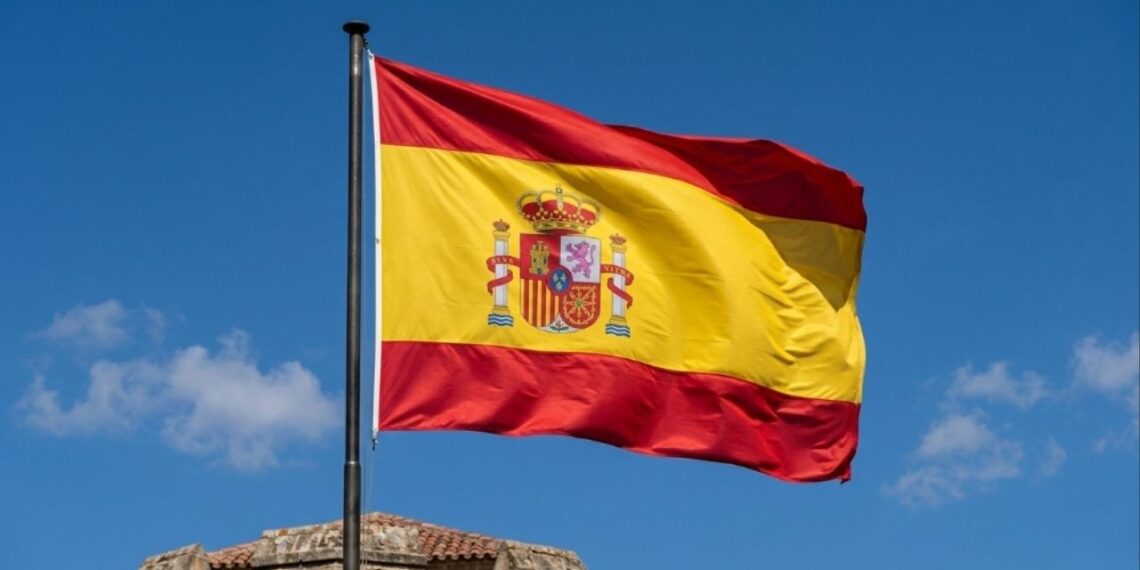Por que a bandeira da Espanha possui uma faixa vermelha e amarela com um escudo no centro, e o que cada elemento dele representa?