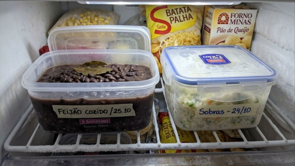 Pare de guardar o feijão cozido já temperado com alho e cebola no congelador: essa é a maneira correta de congelar apenas com o caldo para preservar o sabor de feito na hora