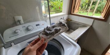 Como encontrar e limpar o filtro oculto da sua máquina de lavar roupa