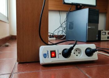 O que deve ser ligado primeiro, o botão do filtro de linha ou os aparelhos conectados a ele, para evitar danos elétricos por picos de energia?