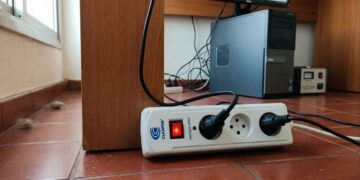 O que deve ser ligado primeiro, o botão do filtro de linha ou os aparelhos conectados a ele, para evitar danos elétricos por picos de energia?