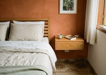 Adeus aos criados-mudos pesados e clássicos: a tendência minimalista para renovar o quarto com mesinhas laterais flutuantes