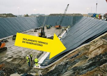 A gigantesca fossa térmica de 70 mil m³ construída na Dinamarca ganhou notoriedade na engenharia porque além de reaproveitar sobras de energia renovável, consegue transformá-la em calor contínuo para derrubar os custos energéticos