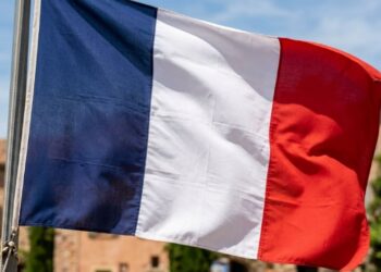 Por que a bandeira da França tem apenas três cores e nenhum símbolo?