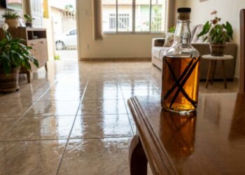 Mistura de álcool líquido com essência de baunilha: para que serve e por que é recomendada para passar no chão da casa