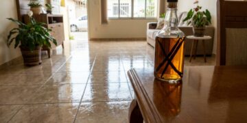 Mistura de álcool líquido com essência de baunilha: para que serve e por que é recomendada para passar no chão da casa
