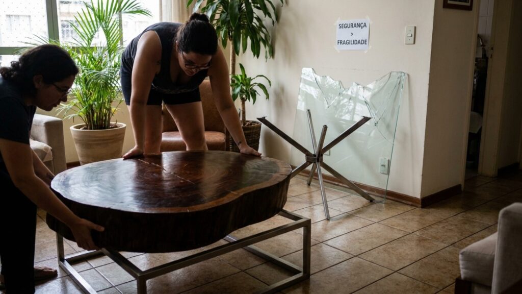 Adeus às mesinhas de centro de vidro frágil: a tendência minimalista para renovar a sala usando blocos de madeira rústica