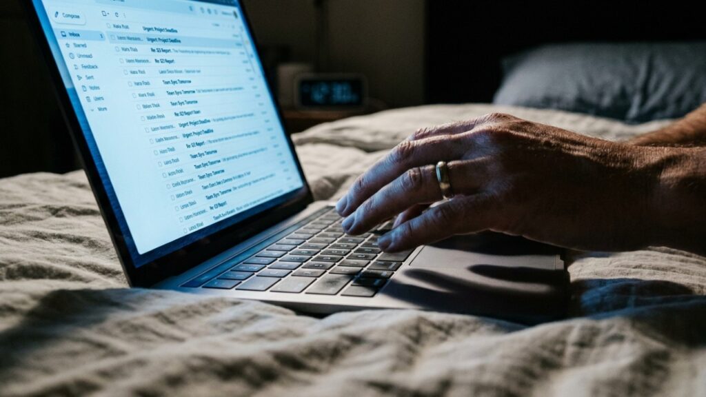 Os psicólogos concordam: "As pessoas que respondem e-mails e mensagens de trabalho de madrugada fazem isso como uma forma de provar constantemente o seu valor para amenizar a ansiedade de performance.”