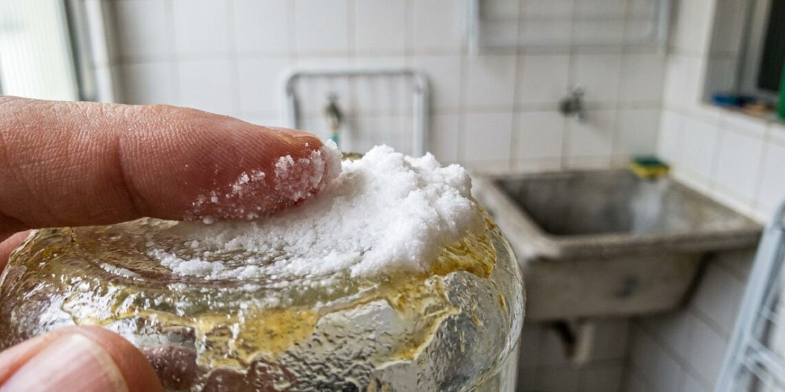 Como tirar rótulos difíceis grudados em potes de vidro recicláveis: o truque fácil de aplicar óleo de cozinha com bicarbonato que está na moda
