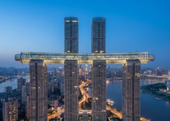 Megaprojeto de engenharia considerado impossível pela arquitetura surpreende o mundo ao suspender um arranha-céu horizontal de 12.000 toneladas a 250 metros de altura