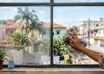 Como deixar os vidros da janela sem marcas usando um item da gaveta que você ia jogar fora