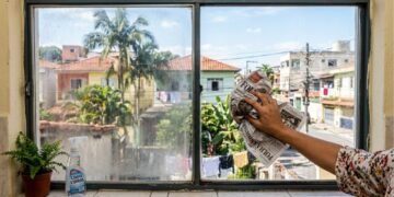 Como deixar os vidros da janela sem marcas usando um item da gaveta que você ia jogar fora