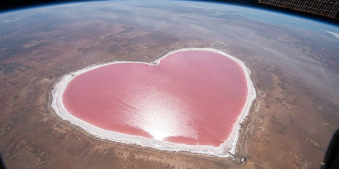 Cientistas descobriram que este enorme coração rosa com quase 10 quilômetros de largura observado pela NASA na Argentina esconde uma origem que desafia a nossa percepção visual